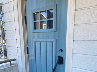 エクステリアリフォーム 白い外壁に映える、爽やかなアイスブルーの玄関ドア