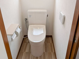 トイレリフォーム アイボリーを基調とした、明るく温かみのあるレストルーム